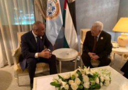 رئيس الوزراء الجزائري يبحث مع الرئيس الفلسطيني العلاقات الثنائية