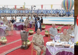 وزير الدفاع يتناول الإفطار مع مقاتلى المنطقة الغربية العسكرية