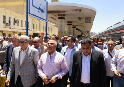 وزير النقل ومحافظ المنيا يتفقدان محطة السكة الحديد