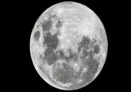 قمر التربيع الأول يزين سماء مصر والوطن العربى الليلة