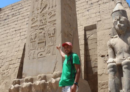 بعد زيارة 27 دولة إفريقية.. الرحالة المغربي “ياسين غلام” يغادر الأقصر| صور