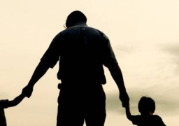 العالم يحتفل بيوم الأب العالمي.. والمغردون: “لا حب بعد حب الأب” | صور