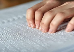 طلاب الثانوية العامة “المكفوفين” يؤدون امتحان الاقتصاد