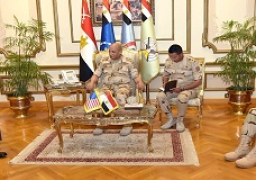 الفريق أول / محمد زكى القائد العام للقوات المسلحة وزير الدفاع والإنتاج الحربى والفريق / محمد فريد رئيس أركان حرب القوات المسلحة يناقشان مجالات التعاون العسكرى مع قائد القيادة المركزية الأمريكية …