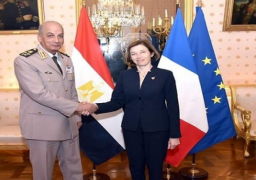 وزير الدفاع الفريق أول محمد زكى يعود إلى القاهرة بعد زيارته لفرنسا