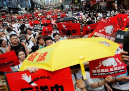 اشتباكات وأزمة سياسية في هونج كونج على خلفية قانون تسليم المطلوبين للصين