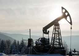 النفط يقفز 2 % بدعم من تصريحات الفالح بشأن الأسعار