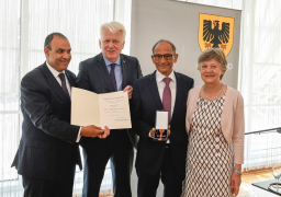 “الهجرة” تشارك فى تكريم هاني عازر لمنحه وسام الاستحقاق من ألمانيا