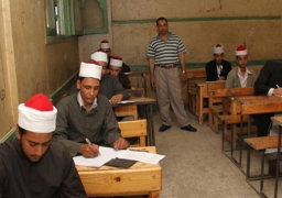 طلاب الشهادة الثانوية الأزهرية يؤدون امتحان الجبر والهندسة الفراغية