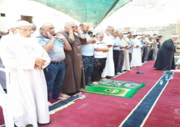 بالصور..المئات يؤدون صلاة الجمعة جنوب القدس احتجاجا على هدم المنازل