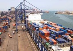 تداول 271 شاحنة بضائع و82 سيارة بموانى البحر الأحمر