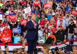 ترامب يطلق رسمياً حملته الانتخابية لولاية ثانية ويتعهد “بزلزال” في صناديق الاقتراع