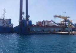 بالصور..ميناء سفاجا يستقبل سفينة خدمات بترولية