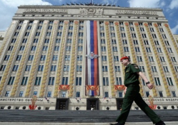 وزارة الدفاع الروسية تنفي قيام مقاتلاتها باعتراض “غير آمن” للطائرات الأمريكية فوق المتوسط