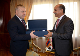 وزير الطيران المدني يلتقي سفير دولة أرمينيا