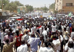 قادة الاحتجاجات في السودان يلغون الدعوة إلى عصيان مدني بعد التوصل إلى اتفاق مع المجلس العسكري