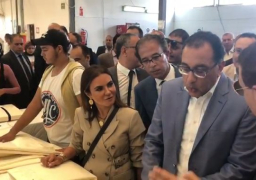 العاملون بمصنع “نايل لينن” بالعامرية يستقبلون رئيس الوزراء بالزغاريد