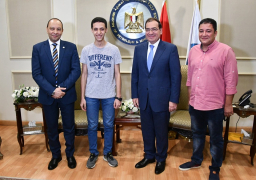 وزير البترول والثروة المعدنية يكرم الحاصل على المركز الأول على الجمهورية