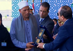 الرئيس السيسي يكرم أسرة الشهيد الرقيب أحمد عبد العظيم خلال تخريج دفعة معهد ضباط الصف المعلمين