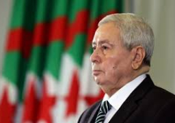 الرئيس الجزائري يقيل وزير العدل ويعين خلفا له