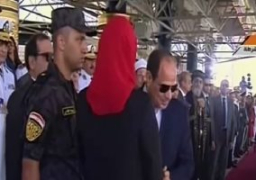الرئيس السيسي يصافح أبناء شهداء القوات المسلحة والشرطة