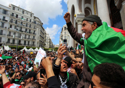 المئات يتظاهرون في الجزائر غداة استقبال بن صالح شخصيات ستقود الحوار