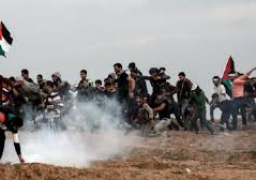 جيش الأحتلال يطلق الغاز المسيل للدموع على الفلسطينيين بالضفة