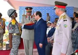 الرئيس السيسى يمنح أوائل الخريجين بالكليات العسكرية نوط الواجب العسكرى