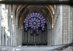 حجارة تتساقط من سقف كاتدرائية نوتردام بسبب الحرارة