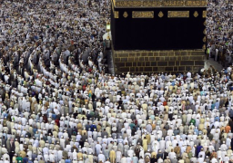 الحجاج يتوافدون على مكة والسلطات السعودية تحذر من تسييس الحج