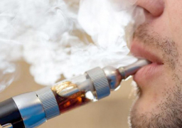 بعد وفاة أول حالة.. السجائر الإلكترونية فيها “سم قاتل”.. وأطباء: خطر على الصحة ولا تؤدي لتوقف التدخين