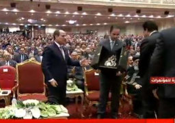 بالفيديو … وزير التعليم العالى يهدى درع “عيد العلم” للرئيس السيسى