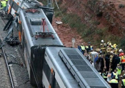 إصابة 20 شخصا إثر خروج قطار عن القضبان في كاليفورنيا