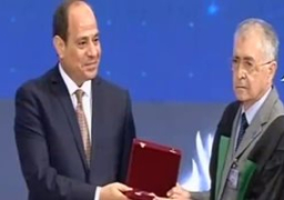 الرئيس السيسي يكرم الفائزين بجوائز النيل للفنون والعلوم من الدرجة الأولى