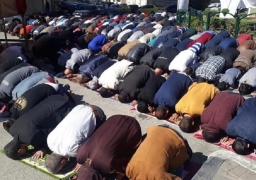 العشرات يؤدون صلاة الجمعة في أبو ديس بالقدس إسنادا للأسرى المضربين