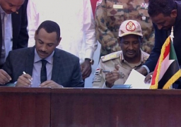 المجلس العسكري السوداني و قوى الحرية و التغيير يوقعان بشكل نهائي على وثيقتي الاتفاق السياسي و الإعلان الدستوري