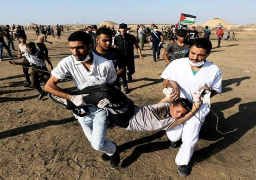 بالصور..إصابة 70 فلسطينيا بنيران الاحتلال خلال مسيرات العودة شرق غزة