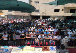 عشرات المقدسيين يؤدون صلاة الجمعة في واد الحمص بالقدس