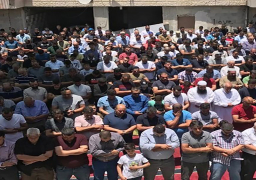 فلسطينيون يشاركون في وقفة تضامنا مع أسير وأخرون يؤدون الجمعة شرق القدس