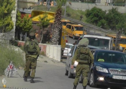 قوات الاحتلال الإسرائيلي تغلق مدخل بلدة بيت أمر بالخليل ببوابة حديدية