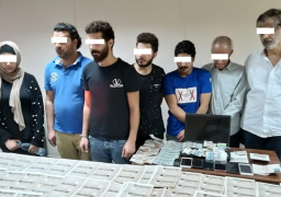 بتأشيرات ومستندات مزورة.. ضبط عصابة دولية لتهريب الشباب للخارج.. صور