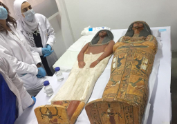 تغليف تابوتين ومومياوتين تمهيدا لنقلها من “التحرير” إلى متحف الحضارة| صور