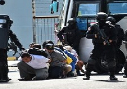 إندونيسيا: اعتقال 9 مسلحين مشتبه بهم في التخطيط لشن هجوم تفجيري