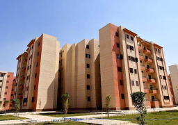 وزير الإسكان يصل العاشر من رمضان لافتتاح مشروع الإسكان الاجتماعي