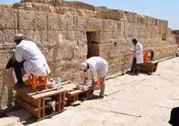 بالصور..الكشف عن أطلال معبد بطليموس الرابع بكوم شقاو بسوهاج