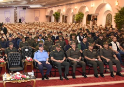 وزير الدفاع والإنتاج الحربى يلتقى طلبة وأعضاء هيئة التدريس بالكلية الفنية العسكرية