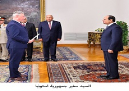 السيسي يتسلم أوراق اعتماد عشرة سفراء جدد