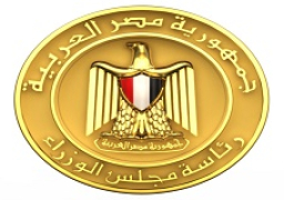 رئيس الوزراء يتفقد مصنعا لإنتاج البنطلون “الجينز” ببنى سويف ويطلب التقاط صورة مع شباب العاملين ويؤكد: “اللى شفته النهارده حاجة تفرح”