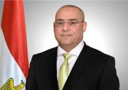 وزير الإسكان يُسلم عقود الوحدات السكنية لمستحقيها بمشروع “الإسكان الاجتماعى” بمدينة العاشر من رمضان