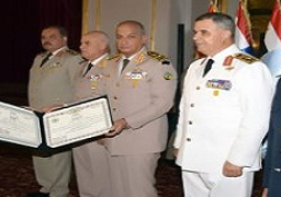 وزير الدفاع يكرم القادة المحالين للتقاعد ويقلدهم وسام الجمهورية